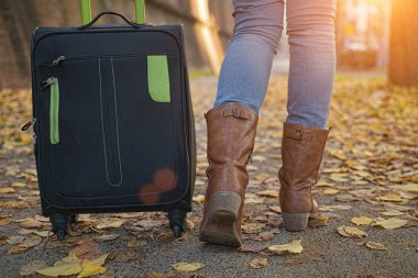 Kadın turist Avrupa şehirleri sokaklarında seyahat