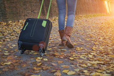 Kadın turist Avrupa şehirleri sokaklarında seyahat