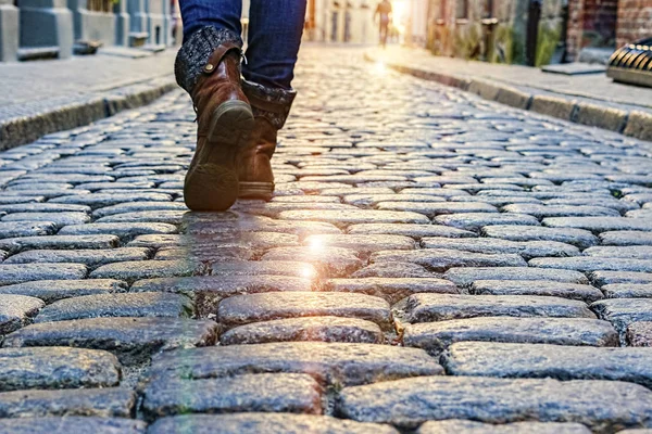 Boyunca yürüyüş bir kadının bacakları Arnavut kaldırımlı sokakları Avrupa şehirleri
