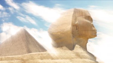 Timelapse. Bulutlar üzerinde piramit Cheops ve Sfenks. Giza Mısır.