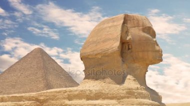 Timelapse. Bulutlar üzerinde piramit Cheops ve Sfenks. Giza Mısır.