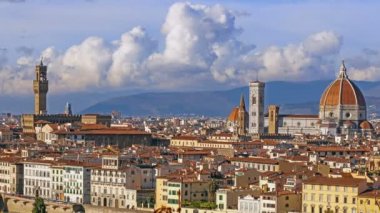 Floransa ve katedral Santa Maria del Fiore, akşam, Floransa, İtalya. Bulutlar, hızlandırılmış.