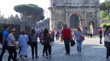 Rome, İtalya - 25 Şubat 2017: Roma'da, Arch Konstantin Colosseum, arka planda yürüyen insanlar.