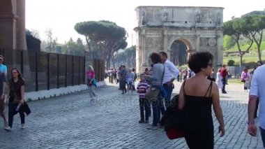 Rome, İtalya - 25 Şubat 2017: Roma'da, Arch Konstantin Colosseum, arka planda yürüyen insanlar.