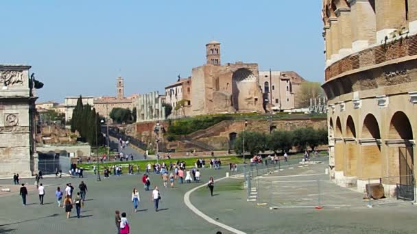 Rome, Italië - 25 maart, 2017: Mensen lopen in Rome, in de achtergrond van Colosseum. — Stockvideo