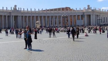 Vatikan Şehri, Vatikan - 26 Şubat 2017: kare ve Roma'daki Aziz Peter Bazilikası'na gelen turist.