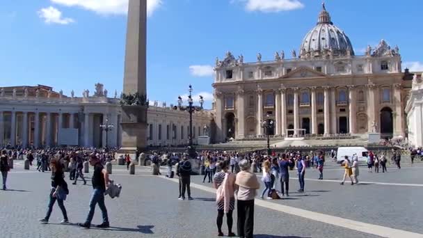 Vatikán, Vatikán - 26 března 2017: Turisté na náměstí a baziliky svatého Petra v Římě. — Stock video