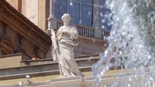 Statua del Santo davanti alla fontana in Piazza e alla Basilica di San Pietro a Roma . — Video Stock