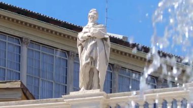 Çeşme Meydanı ve Roma'daki Aziz Peter Bazilikası'nın önünde Aziz heykeli.