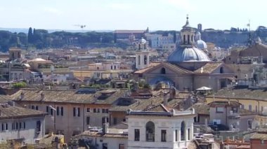 Roma, İtalya, rooftops panoramik görünümü. Roma manzarası. Atış kaydırma.