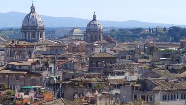 Panoramablick auf die dächer von rom, italien. Die Skyline von Rom. Schwenkschuss. — Stockvideo