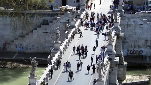 ROMA, ITALIA - 25 de marzo de 2017: La gente cruza el puente hacia Castel SantAngelo en Roma — Vídeos de Stock