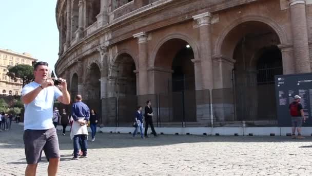 ROMA, ITÁLIA - 25 de março de 2017: Os turistas do Coliseu tiram fotos via telefone perto do Coliseu de Roma — Vídeo de Stock