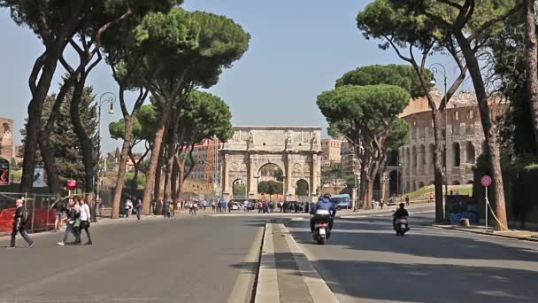 Řím, Itálie - 25 března 2017: Silniční provoz na pozadí oblouku Konstantin v Římě. — Stock video
