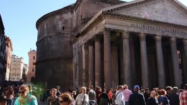 Rome, İtalya - 25 Şubat 2017: Seyahat ve Pantheon gelen turist. Pantheon bir ünlü antik Roma Kültür abidesi.