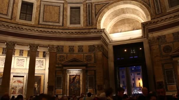 Rom, Italien - 25 mars 2017: Pantheon. Interiör. Rom, Italien. Turister som besöker Pantheon. — Stockvideo
