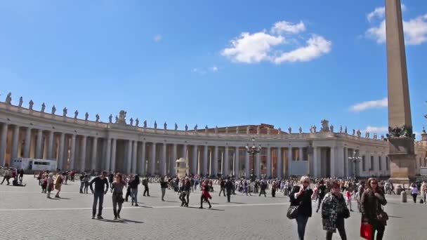 CIUDAD DEL VATICANO, VATICANO - 26 de marzo de 2017: Los turistas que visitan la Plaza y la Basílica de San Pedro en Roma . — Vídeo de stock