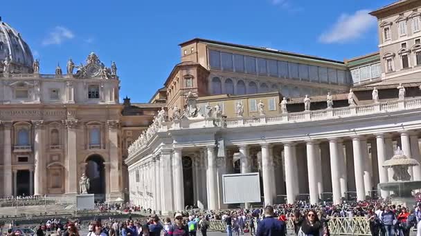 VILLE DU VATICAN, VATICAN - 26 mars 2017 : Les touristes visitent la place et la basilique Saint-Pierre à Rome . — Video