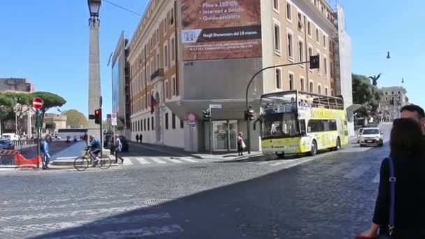 ROME, ITALIE - 25 mars 2017 : Bus touristique à Rome, Italie — Video