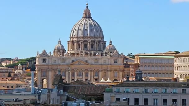 Vaticaan basiliek van St. Peter in Rome. De skyline van Rome. Panning shot. — Stockvideo