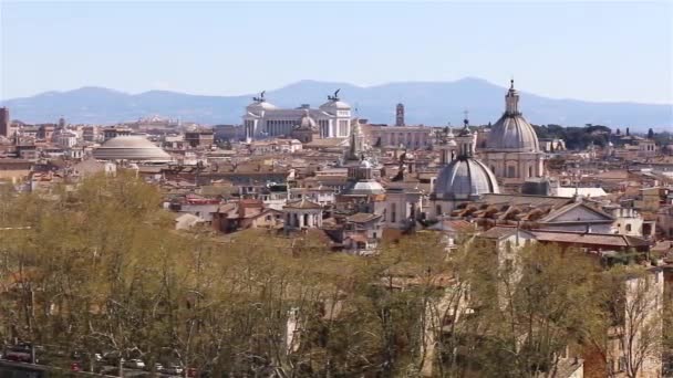 Panoramisch zicht op de daken van Rome, Italië. De skyline van Rome. Panning shot. — Stockvideo