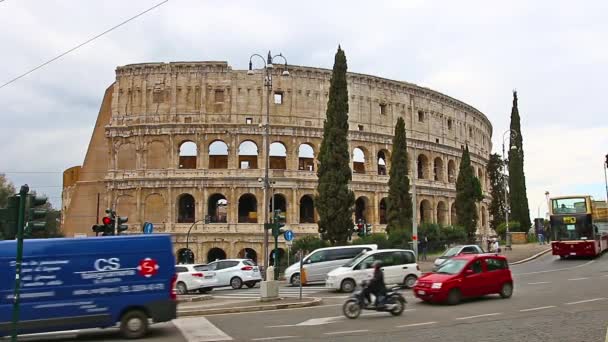 ROMA, ITALIA - 25 de marzo de 2017: Autobús turístico en Roma al fondo del Coliseo, Italia . — Vídeo de stock