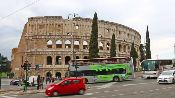 ROMA, ITALIA - 25 de marzo de 2017: Autobús turístico en Roma al fondo del Coliseo, Italia . — Vídeos de Stock