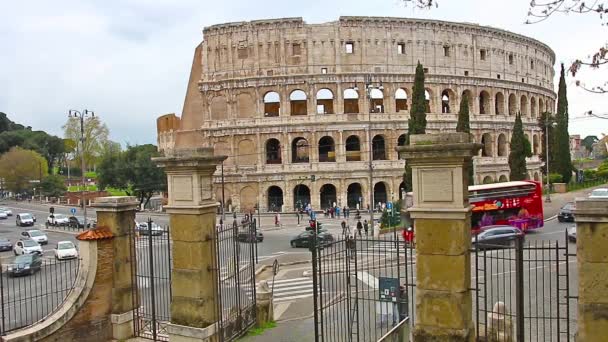 ROMA, ITÁLIA - 25 de março de 2017: Ônibus turístico em Roma, no fundo do Coliseu., Itália . — Vídeo de Stock