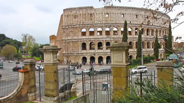 Rome, Italië - 25 maart, 2017: Toeristenbus in Rome in de achtergrond van het Colosseum., Italië. — Stockvideo
