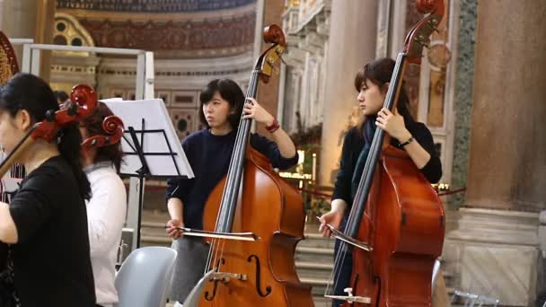 Řím, Itálie - 25 března 2017: Detail hudebníků žen hraje klasickou hudbu na violoncello. — Stock video