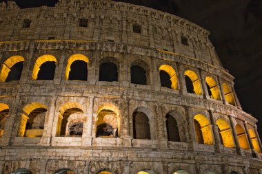 Colosseum, gece - Roma, İtalya'nın başlıca turistik. Antik Roma kalıntıları Roma Medeniyeti.