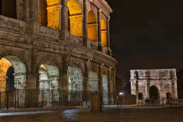Арка Константина возле Колизея ночью . — стоковое фото