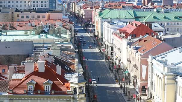 VILNIUS, LITUANIA - 28 de marzo de 2017. Vista aérea en Vilnius. Panorama de Vilna: Castillo de Gediminas, río Neris, casco antiguo y otros objetos . — Vídeos de Stock