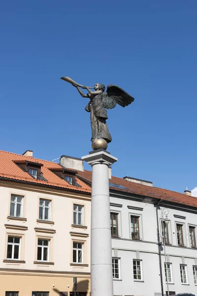 VILNIUS, LITHUANIA . Statue of an angel at Uzupio, a bohemian district in Vilnius, Lithuania. — Stock Photo, Image