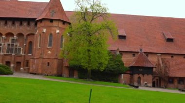Malbork, Polonya - 07 Mayıs 2017: Malbork, Marienburg castle. Avlu
