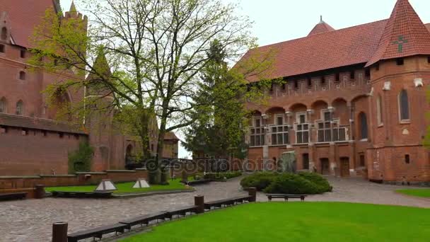 MALBORK, POLONIA - 07 de mayo de 2017: Malbork, castillo de Marienburg. Patio — Vídeo de stock