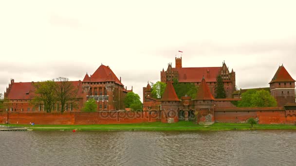 MALBORK, POLÓNIA - 07 de maio de 2017: Malbork, Marienburg Panorama do castelo . — Vídeo de Stock