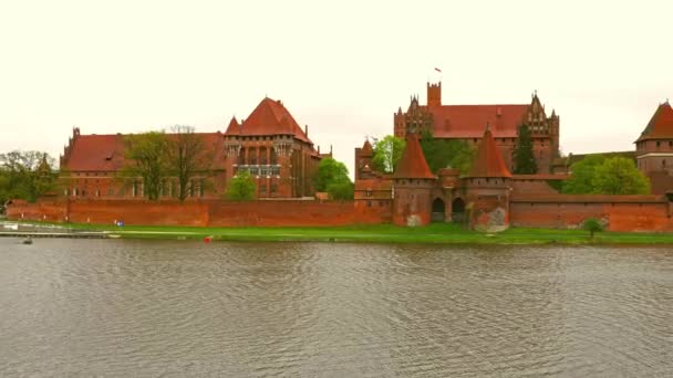 MALBORK, POLÓNIA - 07 de maio de 2017: Malbork, Marienburg Panorama do castelo . — Vídeo de Stock