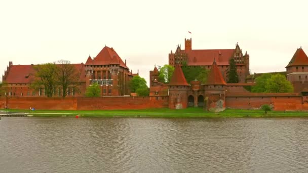 Malbork, Polsko - 07 květen 2017: Malbork, Marienburg Panorama zámku. — Stock video