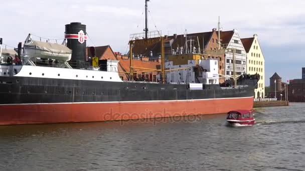 Danzig, Polen - 07. Mai 2017: Danziger Altstadt und Fluss Motlawa. Panorama. — Stockvideo