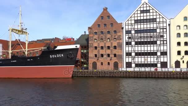 GDANSK, POLOGNE - 07 mai 2017 : Vieille ville de Gdansk et rivière Motlawa. Panorama . — Video