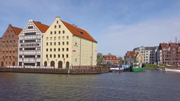 Danzig, Polen - 07. Mai 2017: Danziger Altstadt und Fluss Motlawa. Panorama. — Stockvideo