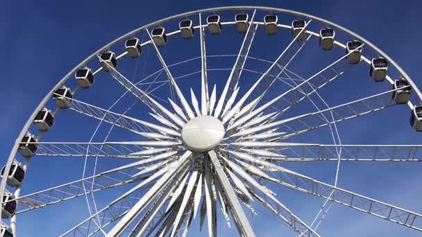 Ferris wheel rotating on blue sky background. — Stock Video