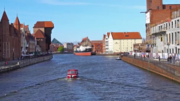 Gdansk, Polen - mei 07 2017: Gdansk oude binnenstad en de rivier Motlawa. — Stockvideo