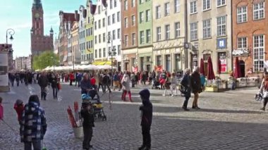 Gdansk, Polonya - 07 Mayıs 2017: Gdansk eski şehir yürüyen turist.