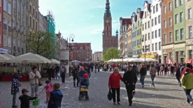 Gdansk, Polonya - 07 Mayıs 2017: Gdansk eski şehir yürüyen turist.