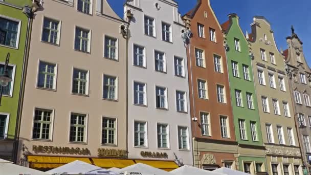 GDANSK, POLONIA - 07 de mayo de 2017: Hermosas casas estrechas de la antigua Gdansk . — Vídeo de stock