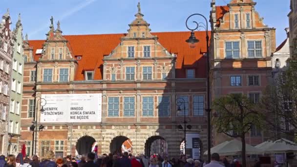 GDANSK, POLONIA - 07 de mayo de 2017: Turistas caminando por el casco antiguo de Gdansk . — Vídeos de Stock