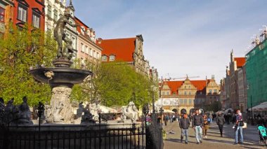 Gdansk, Polonya - 07 Mayıs 2017: Neptün heykel ve Çeşme Gdansk eski şehir. Gdansk eski şehir yürüyen turist.