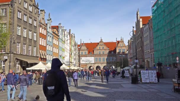 Danzig, Polen - 07. Mai 2017: Touristen spazieren durch die Altstadt von Danzig. — Stockvideo